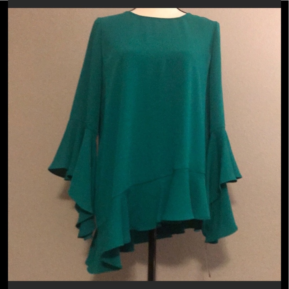 🆕💚New Asymmetrical 3/4 Sleeve Green Top